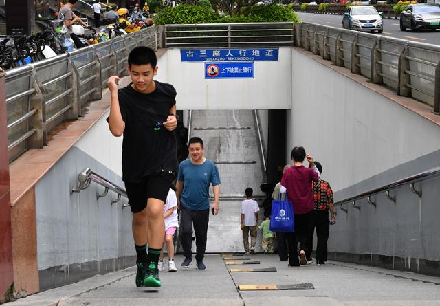 里程碑夜！菲尼克斯太阳门线救险，欧超杯今晨刷纪录，赛场秩序良好，控场能力受关注的简单介绍