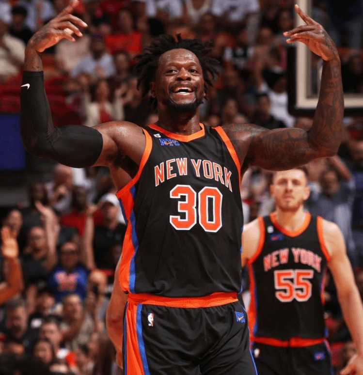 赛前纽约尼克斯备战欧联，主帅复盘细节曝光，悬念犹存，心理建设被强调的简单介绍